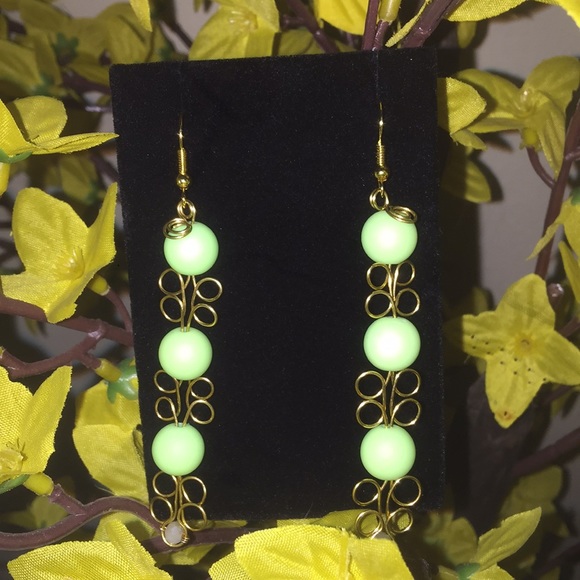 Bright green earrings - Picture 1 of 3